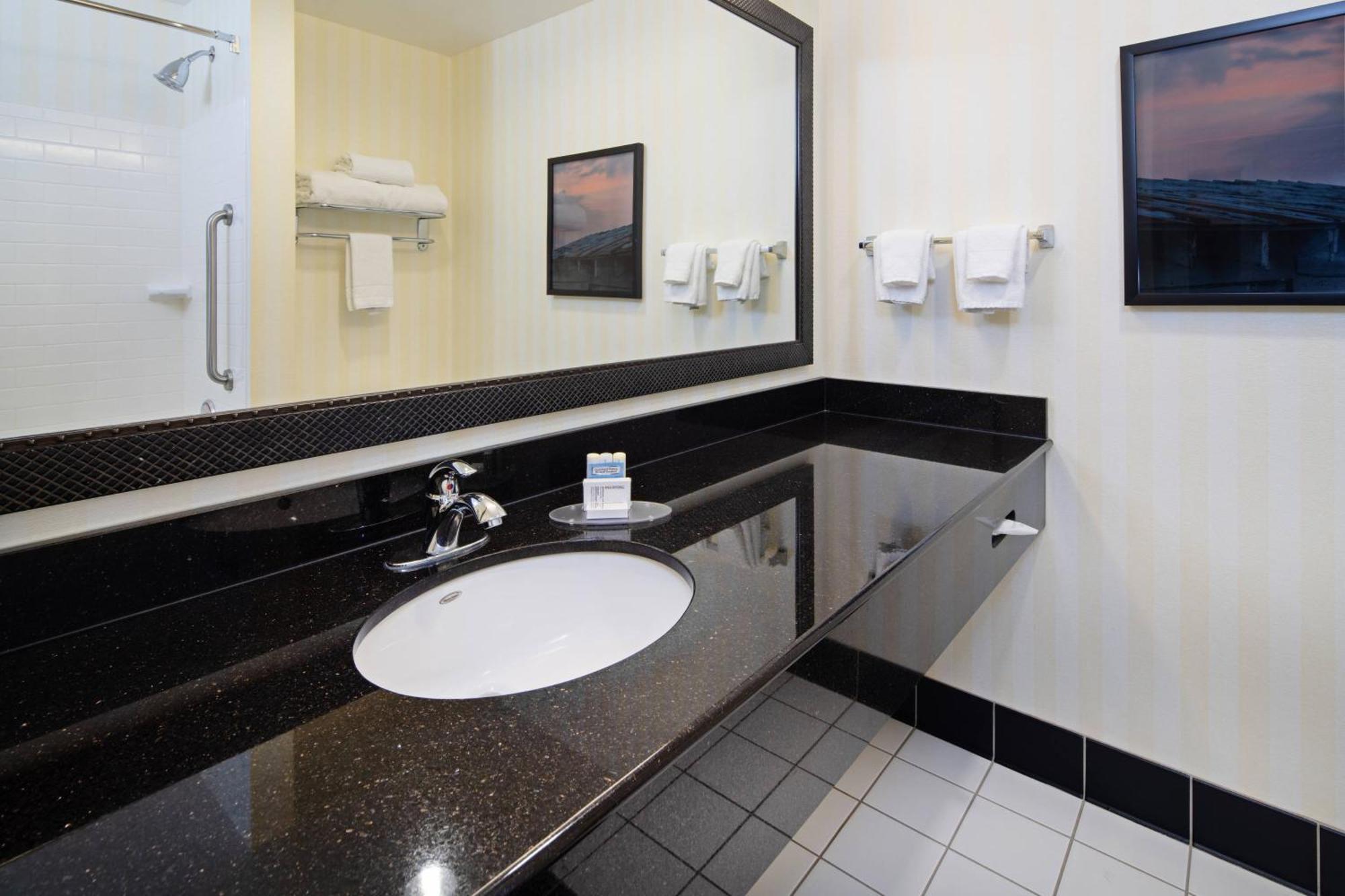 Fairfield Inn & Suites Seattle Бремертън Екстериор снимка